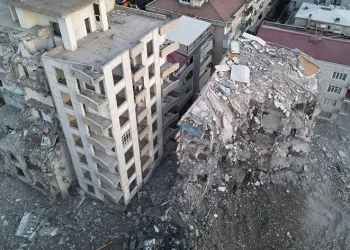 En işlek caddedeki en eski binalar yıkılıyor