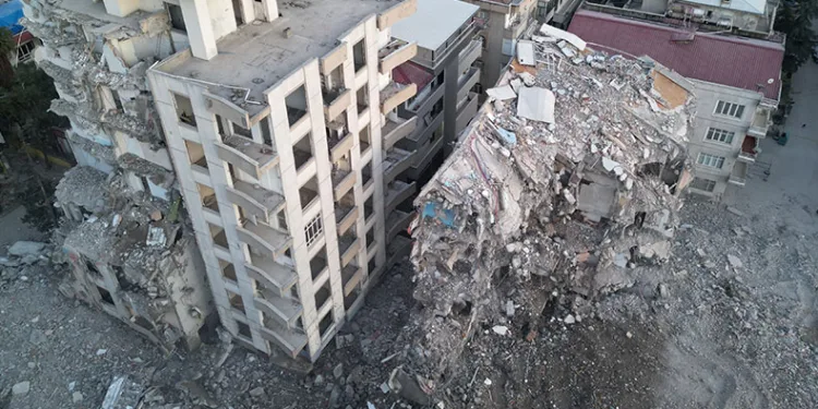 En işlek caddedeki en eski binalar yıkılıyor