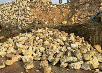 Mardin’de istinat duvarı yıkıldı