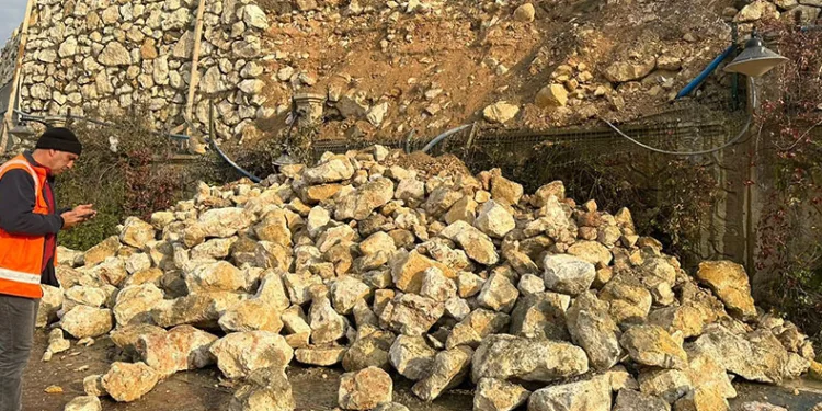 Mardin’de istinat duvarı yıkıldı