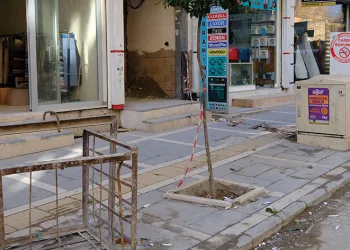 İnşaattan düşen kapının gencin kafasına düşme anı