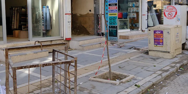 İnşaattan düşen kapının gencin kafasına düşme anı