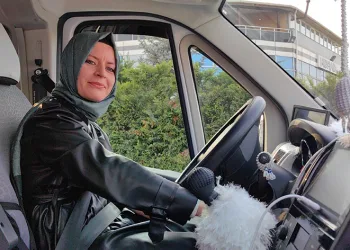 Kadın servis şoförü ustalara taş çıkarıyor