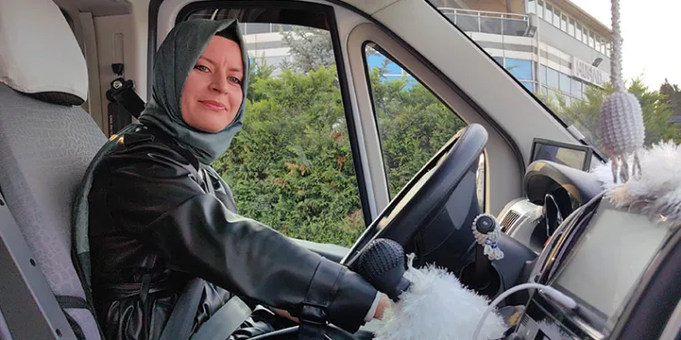 Kadın servis şoförü ustalara taş çıkarıyor