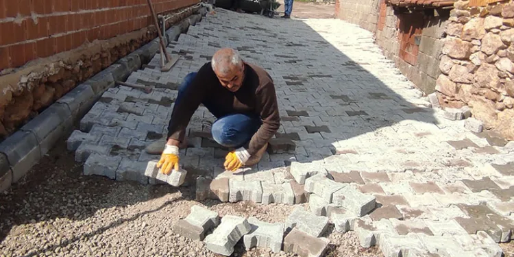 Burhaniye genelinde yol çalışmaları sürüyor