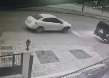 Sitenin girişine çarptı, böyle kaçtı