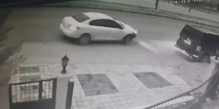 Sitenin girişine çarptı, böyle kaçtı