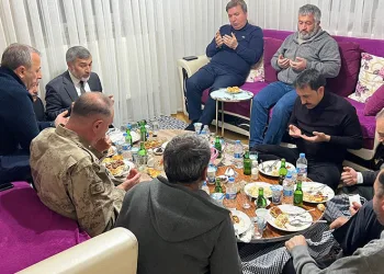 Vali Aydoğdu, iftarda şehit ailesine misafir oldu