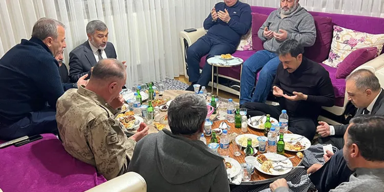 Vali Aydoğdu, iftarda şehit ailesine misafir oldu