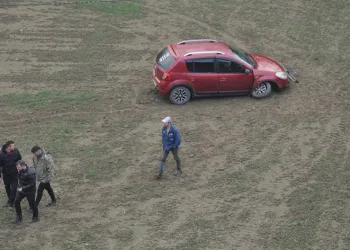 Yoldan çıkan otomobil, tarlaya uçtu