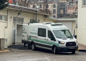 İki araç kafa kafaya çarpıştı