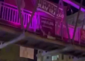 İntihar etmek için çıktığı üst geçitten düştü