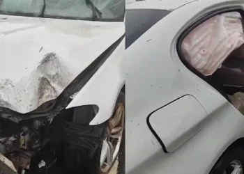 Kontrolden çıkan otomobil bariyerlere çarptı