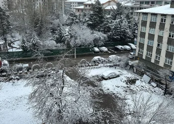 Ankara’nın Kızılcahamam ilçesinde kar yağışı etkili oluyor