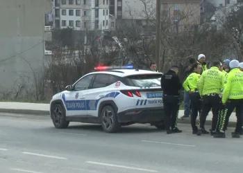 Servis minibüsünün çarptığı trafik polisi yaralandı