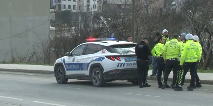 Servis minibüsünün çarptığı trafik polisi yaralandı