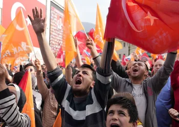 Sevgi yürüyüşünde Alinur Aktaş’a büyük ilgi
