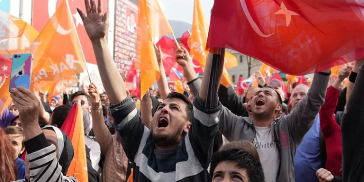 Sevgi yürüyüşünde Alinur Aktaş’a büyük ilgi