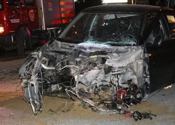İzmir’de refüje çarpan otomobil taklalar attı