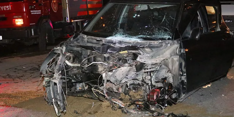 İzmir’de refüje çarpan otomobil taklalar attı