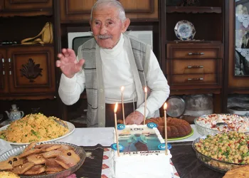 100. yaşına pasta keserek girdi
