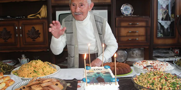 100. yaşına pasta keserek girdi