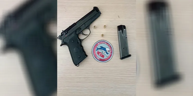 Motosikletli timler ruhsatsız tabanca ele geçirdi