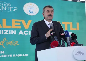 Bakan Yusuf Tekin, çocuklarla yakından ilgilendi