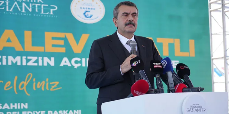 Bakan Yusuf Tekin, çocuklarla yakından ilgilendi