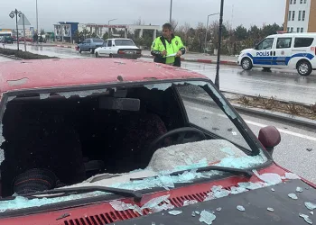 Otomobilin çarptığı yaşlı çift yaralandı
