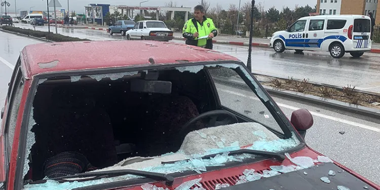 Otomobilin çarptığı yaşlı çift yaralandı