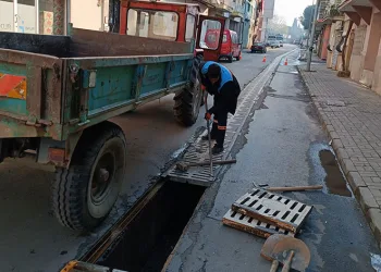 Salihli’de su taşkınlarına karşı ızgara temizliği