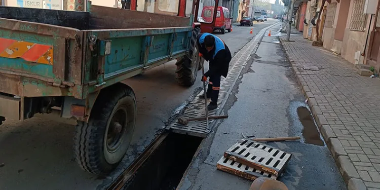 Salihli’de su taşkınlarına karşı ızgara temizliği