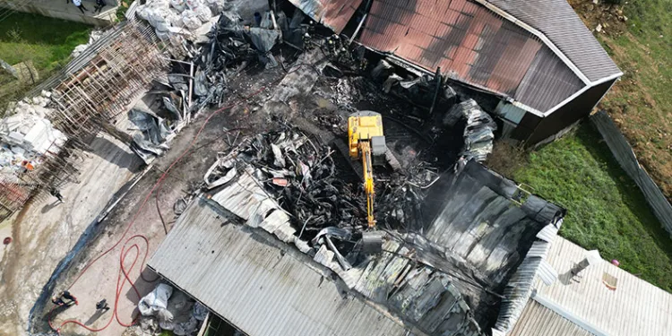 Isı yalıtım malzemeleri üreten fabrika küle döndü
