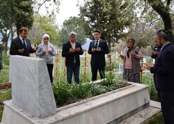 Karacasu’da şehit Kılıç mezarı başında anıldı