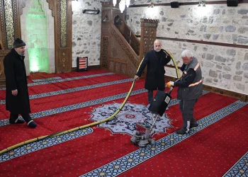 Elazığ’da camiler gül suyu ile yıkanıyor