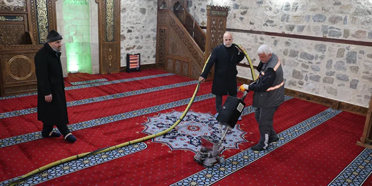 Elazığ’da camiler gül suyu ile yıkanıyor