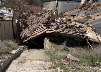 İstinat duvarı gecekondunun üzerine çöktü