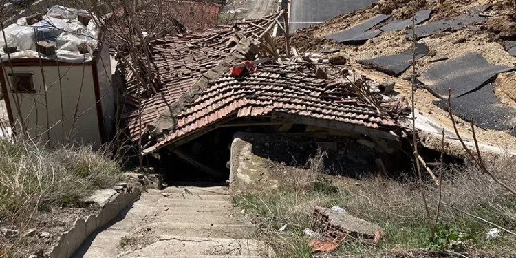 İstinat duvarı gecekondunun üzerine çöktü