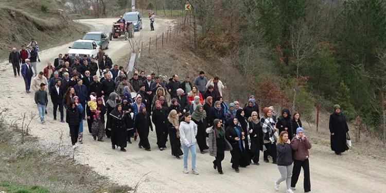 Bursa’da kararı duyan köylüler davul zurnayla yürüdü