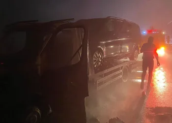 Mustafa Destici’nin aracını taşıyan çekici yandı