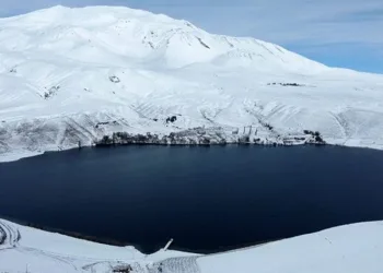 Aygır Gölü yeniden beyaza büründü