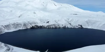 Aygır Gölü yeniden beyaza büründü