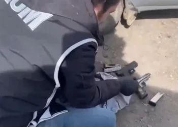 Kars’ta silah tüccarları yakayı ele verdi