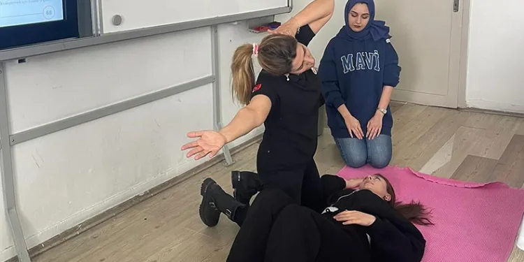 Elazığ’da ilk yardım eğitimleri sürüyor