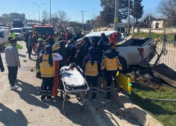 Kontrolden çıkan kamyonet refüje çıktı