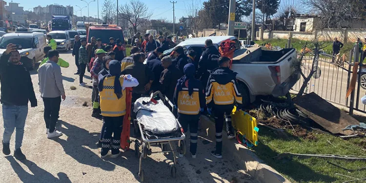 Kontrolden çıkan kamyonet refüje çıktı