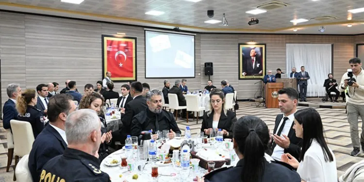 Vali Enver Ünlü, Emniyet personeliyle iftar yaptı