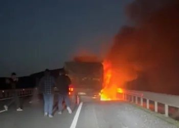 Alev alan tırda patlamalar yaşandı