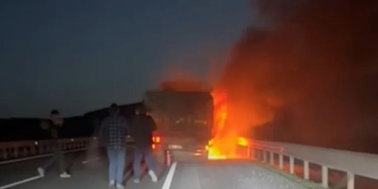 Alev alan tırda patlamalar yaşandı